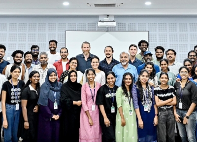 Mauricio Cantor, center, with a large group of students and researchers at the University of Kerala. 